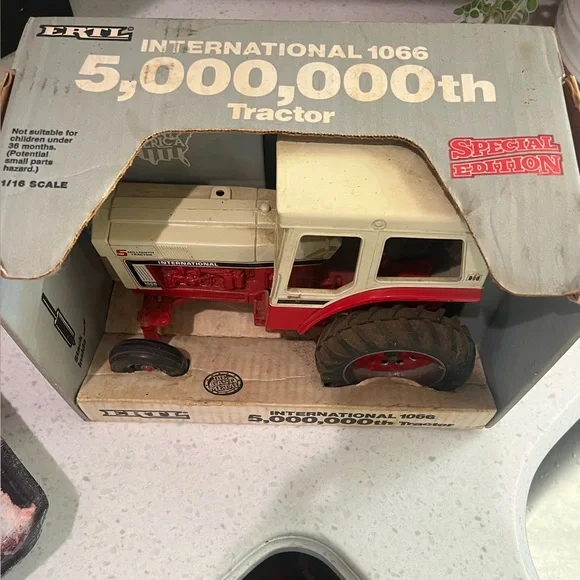 International 1066 5,000,000th 1/16 scale ERTL Tractor in box - Picture 2 of 4